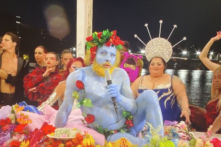  Philippe Katerine apareció pintado de azul en la escena que recreaba la Última Cena 