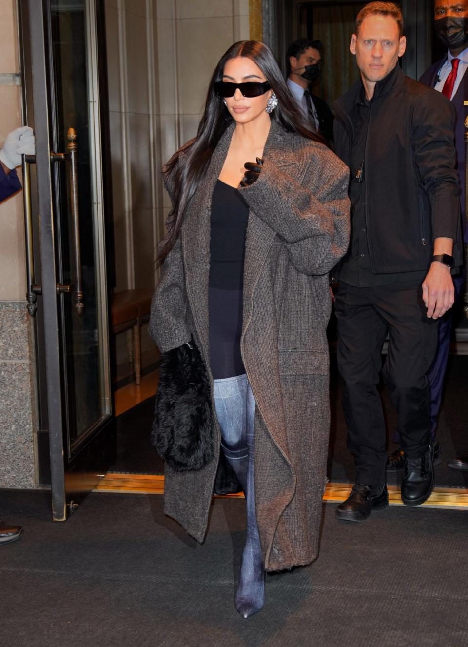 Kim Kardashian 穿上 Balenciaga。