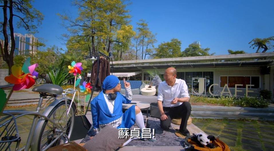 〈出去走走〉MV的最後彩蛋是高雄市長韓國瑜驚喜入鏡。（翻攝自Namewee YouTube頻道）