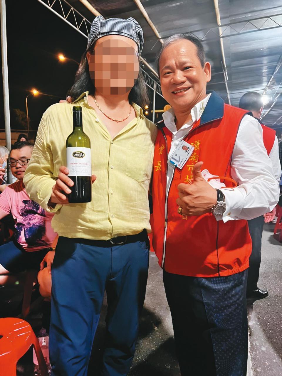 林勝東（右）去年10月2日主辦攤商聯誼餐會，遭質疑1千支紅酒浮報了50萬元。圖為林勝東與該酒商在餐會上拿紅酒合照。（翻攝酒商臉書）