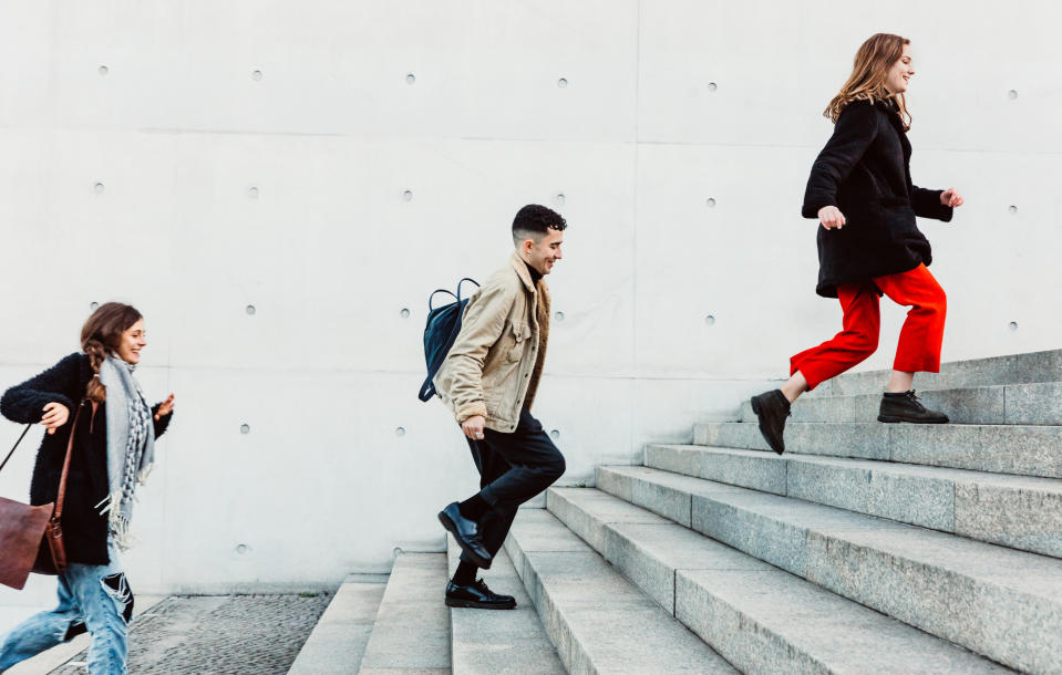 Wenn du öfter mal die Treppe nimmst, tust du schon eine ganze Menge für deine Fitness. (Bild: Getty Images)