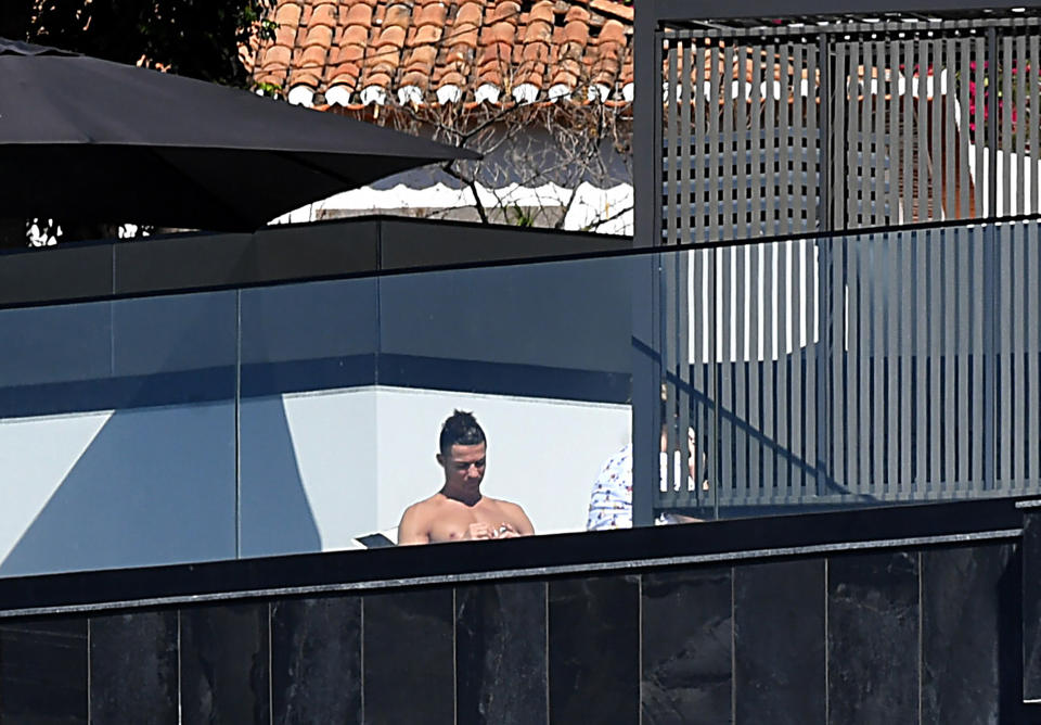 Cristiano Ronaldo ha sido fotografiado estos días en la piscina de su domicilio de Funchal, pero, pese a las palabras del que fuera máximo mandatario de la Juventus, apenas ha compartido imágenes de su cuarentena en las redes sociales. (Foto: Rui Silva / AFP / Getty Images).