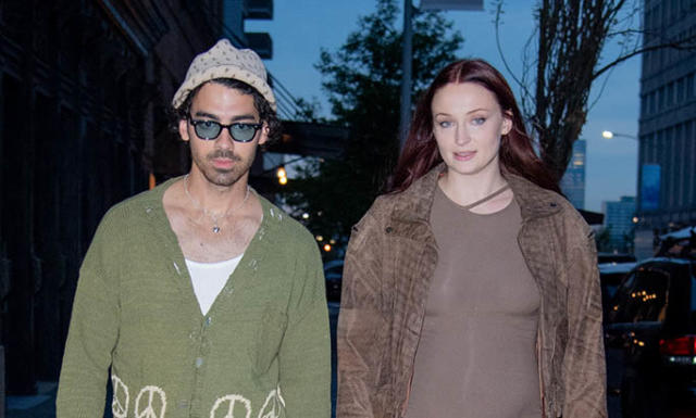 Pregnant Sophie Turner Puts Modern Twist On Casual Maternity-Wear In Maxi  Dress & Fuzzy Slides With Joe Jonas