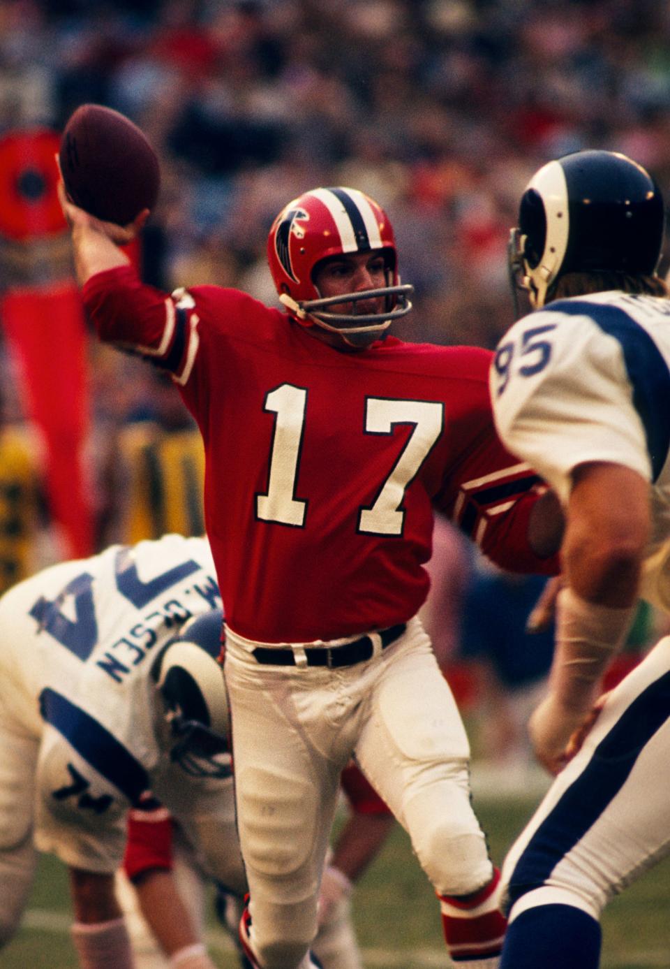 Atlanta Falcons quarterback Bob Berry (17) throws the ball against the Los Angeles Rams at Atlanta Stadium Oct. 17, 1971, in Atlanta.