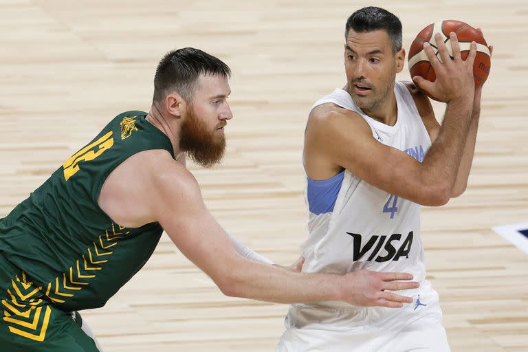 Luis Scola # 4 de Argentina es custodiado por Aron Baynes # 12 de los Boomers de Australia durante un juego de exhibición en Michelob ULTRA Arena antes de los Juegos Olímpicos de Tokio el 10 de julio de 2021 en Las Vegas, Nevada. Australia derrotó a Argentina 87-84.