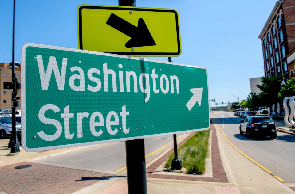 Arrows point the way to Washington Street on a roundabout in downtown Peoria.