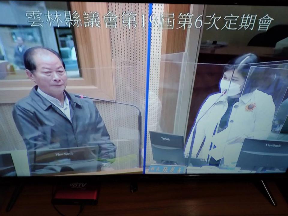 雲林縣長張麗善（右）答覆縣議員誠信聯盟總召黃文祥（左）及縣議員蔡孟真關心北港建設發展，至為贊同，將向中央爭取補助規劃費，作整體規劃辦理。（記者劉春生攝）