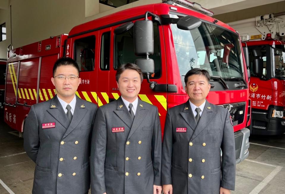 《圖說》竹市消防局一大隊由大隊長林敬賢（中）、副大隊長林展祺（右）、劉秀仁（左）共同擔負鐵路以西一帶的消防安全任務。（圖／新竹市政府提供）