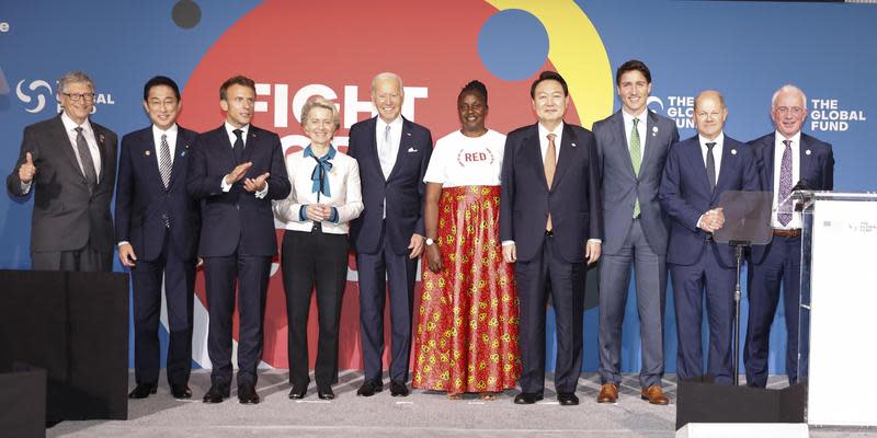 南韓總統尹錫悅（右4）赴美參加第7屆全球基金再補足會議，更與美國總統拜登（左5）會面。（翻攝自The Global Fund twitter）