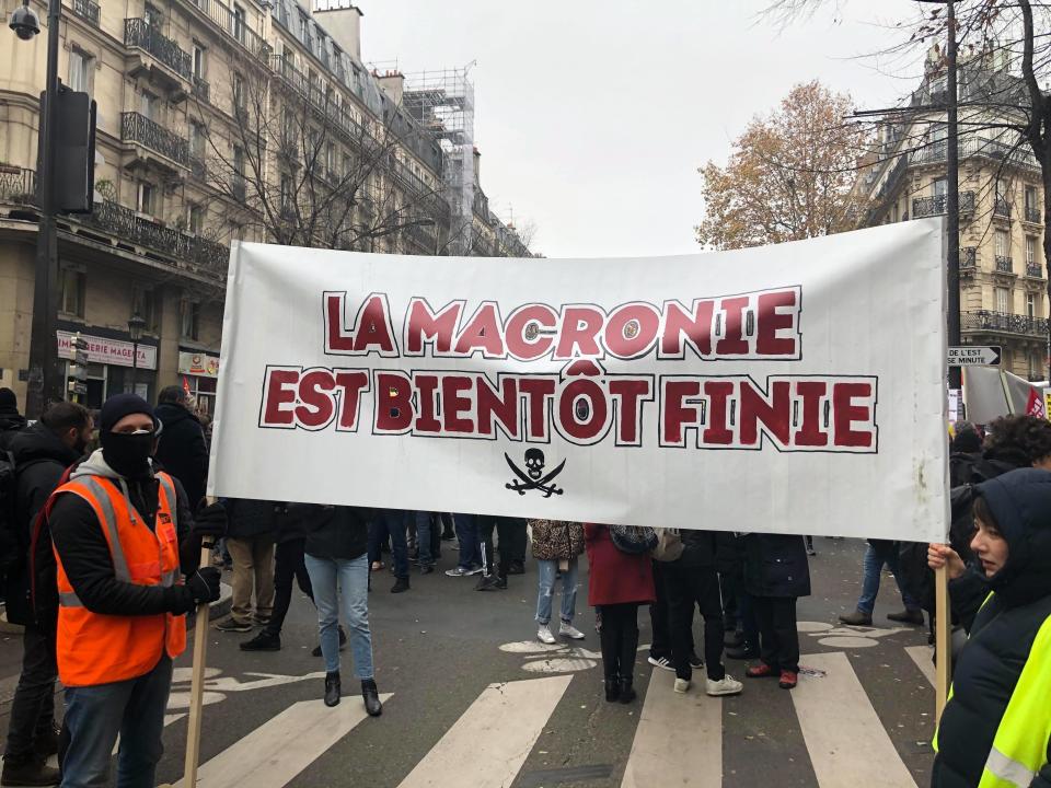 "La Macronie est bientôt finie". Un slogan qui reprend la typographie et les éléments de langage du rappeur Booba, qui aime répéter : "La piraterie n'est jamais finie".