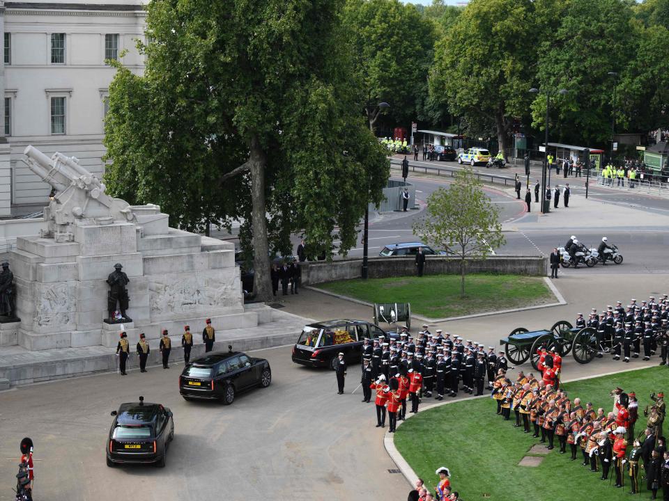 The State Hearse carrying the coffin of Queen Elizabeth II, leaves Wellington Arch in London on September 19, 2022, after the State Funeral Service of Britain's Queen Elizabeth II.