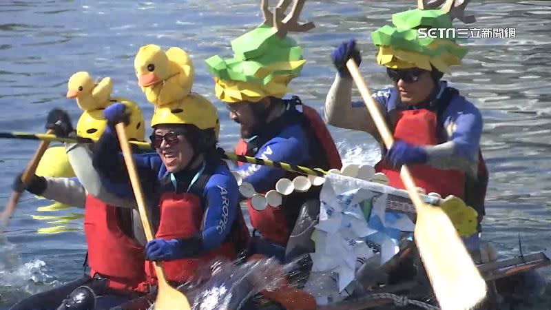 愛河畔的創意造筏競賽也出現許多打扮成「黃色小鴨」的選手們。