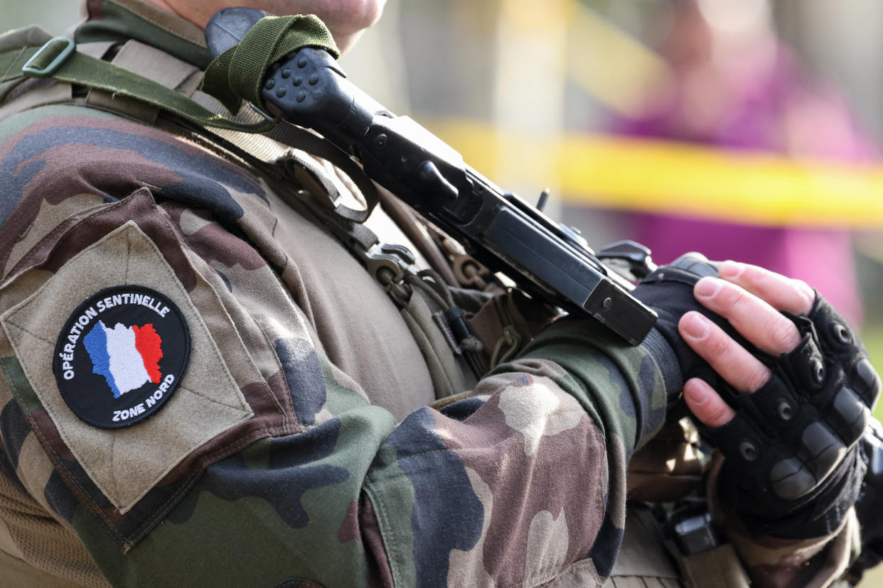 Alsace : un jeune de 16 ans mis en examen après une fausse alerte à la bombe (Photo d’un militante de l’opération Sentinelle devant un lycée durant une évacuation liée à une alerte à la bombe en octobre 2023) 