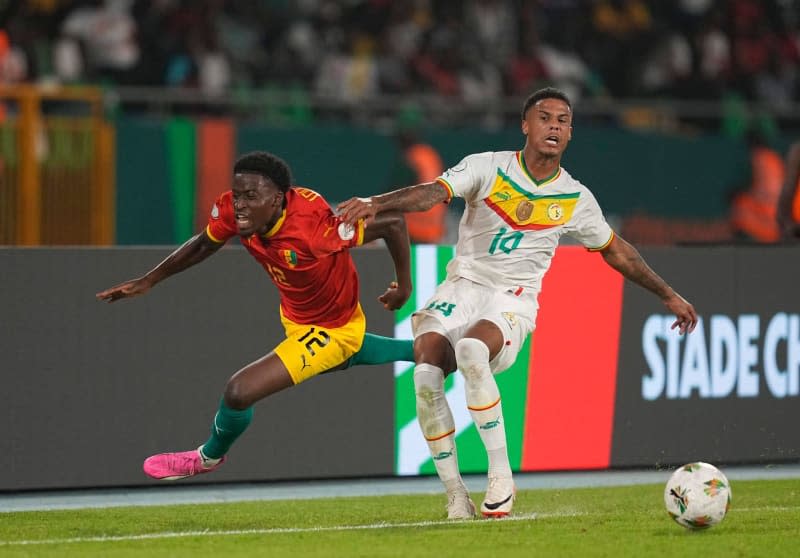 Senegal's Ismail Joshua Jakobs (R) and Guinea's Ibrahim Diakite (L) battle for the ball during the Africa Cup of Nations 2024 Group C soccer match between Guinea and Senegal at Stade Charles Konan Banny. Kim Price/CSM via ZUMA Press Wire/dpa