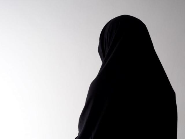 17-year-old girl shuts down person who claims she is forced to take hijab