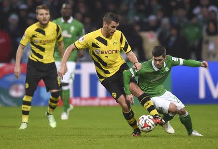 Werder Bremen's Fin Bartels (R) and Borussia Dortmund's Sebatian Kehl (C) fight for the ball during their German Bundesliga first division soccer match in Bremen, December 20, 2014. REUTERS/Fabian Bimmer