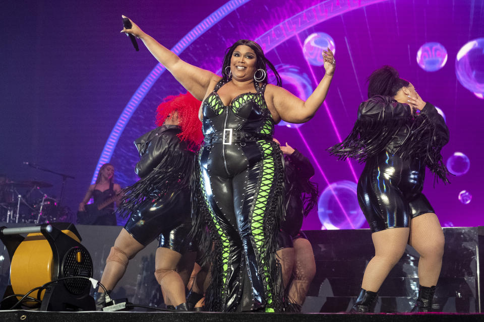 ARCHIVO - Lizzo se presenta en el Festival de Música BottleRock Napa Valley el 27 de mayo de 2023 en Napa, California. Lizzo fue demandada por tres exbailarinas que acusan a la ganadora del Grammy de acoso sexual y alegan que la cantante y su equipo de producción crearon un ambiente de trabajo hostil. La demanda civil presentada el martes 1 de agosto de 2023 en el Tribunal Superior del Condado de Los Ángeles. (Foto Amy Harris/Invision/AP, archivo)