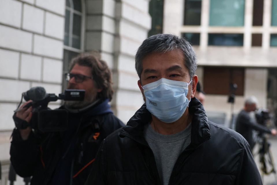 香港駐英官員袁松彪涉嫌間諜罪在英國被捕，5月13日出庭後離開倫敦法院。路透社