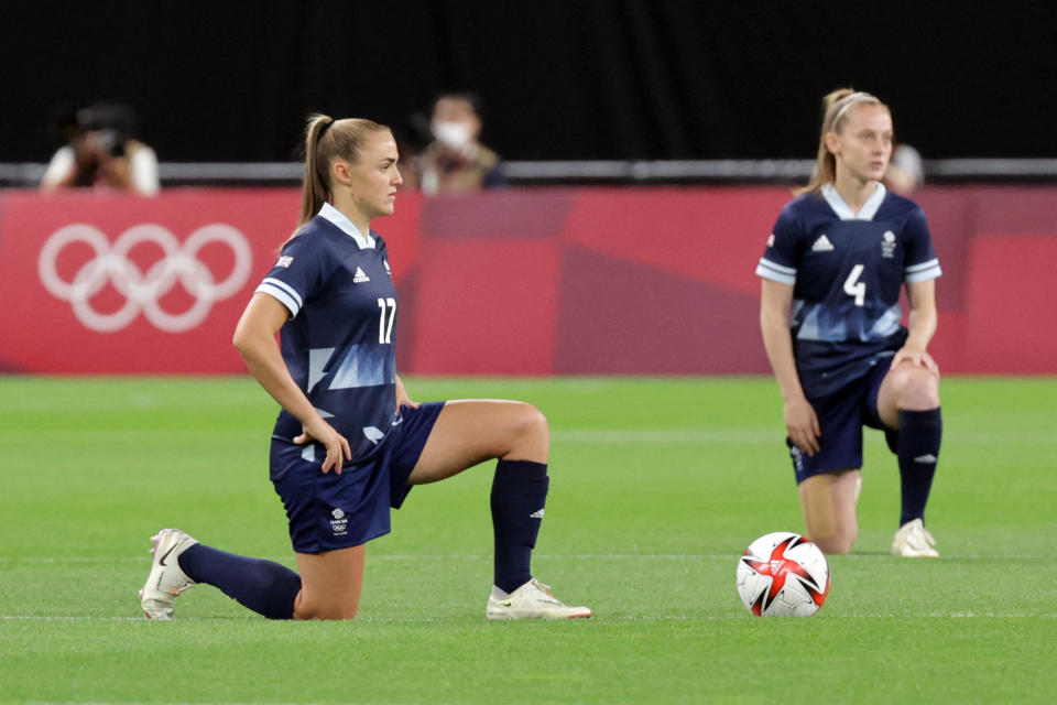 Jugadoras británicas se arrodillan previo al inicio del partido con Chile en los Juegos Olímpicos de Tokio.