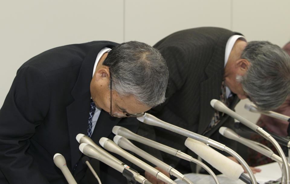 Japanese computer chipmaker Elpida Memory, Inc. President Yukio Sakamoto, left, bows during a press conference in Tokyo Monday, Feb. 27, 2012. Elpida filed for bankruptcy Monday after amassing debts from nose-diving prices, longtime competition from Samsung and the flooding in Thailand last year that stagnated demand. (AP Photo/Shizuo Kambayashi)