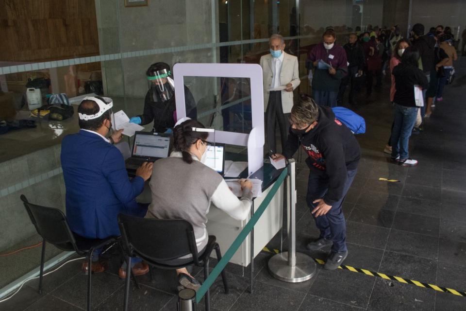 CIUDAD DE MÃXICO, 03AGOSTO2020.- Cientos de personas acudieron a los juzgados familiares del Tribunal Superior de Justicia de la Ciudad de MÃ©xico, ubicados en avenida JuÃ¡rez, estos habÃ­an sido cerrados desde el 19 de marzo por las restricciones de distanciamiento social que se impusieron por la pandemia de Covid-19. Desde tempranas horas personas que buscaban llevar a cabo un trÃ¡mite tuvieron que formarse por casi dos horas para poder llevarlo realizarlo. Personal del Poder Judicial de la Ciudad de MÃ©xico llevÃ³ a cabo los protocolos sanitarios para que su ingreso fuera de forma segura; se les midiÃ³ la temperatura, se les obsequio gel antibacterial para que desinfectarÃ¡n sus manos, y se les pidiÃ³ uso de cubrebocas. Aparte de que se les llamÃ³ a respetar sana distancia en las filas, algo que se logrÃ³ en la explanada de los tribunales, sin embargo, en las filas del exterior el poco espacio impidiÃ³ esta medida.  FOTO: MOISÃS PABLO/CUARTOSCURO.COM