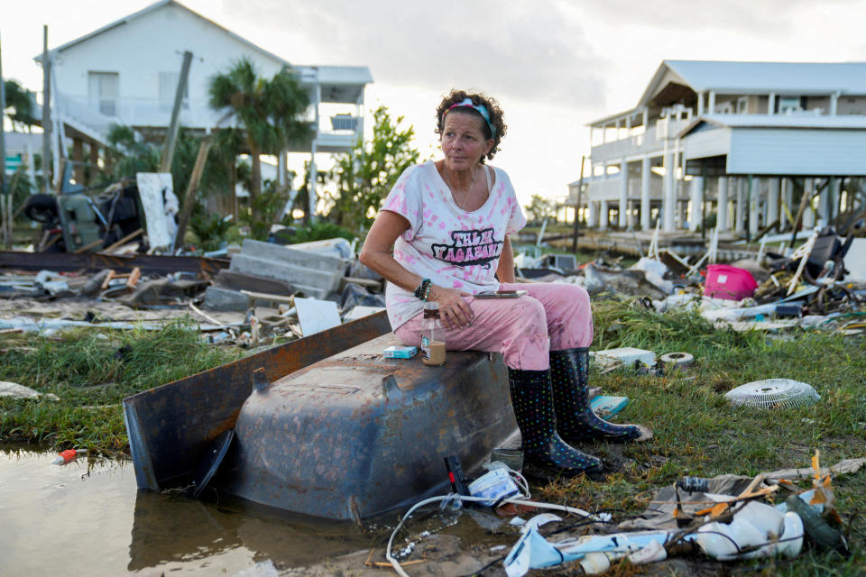 Eine Frau in Florida sitzt auf den Trümmern ihres Hauses nach dem Hurrikan Idalia im August, 2023. (Bild: REUTERS/Cheney Orr)