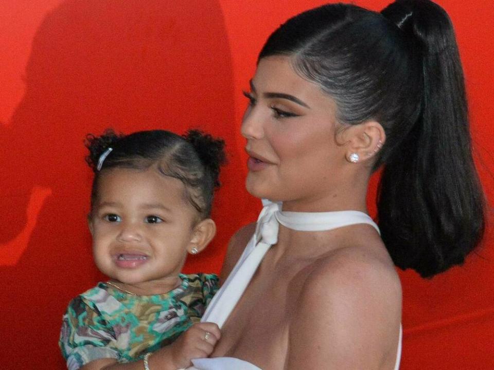 Kylie Jenner mit Töchterchen Stormi auf dem roten Teppich im August 2019. (Bild: imago images / UPI Photo)