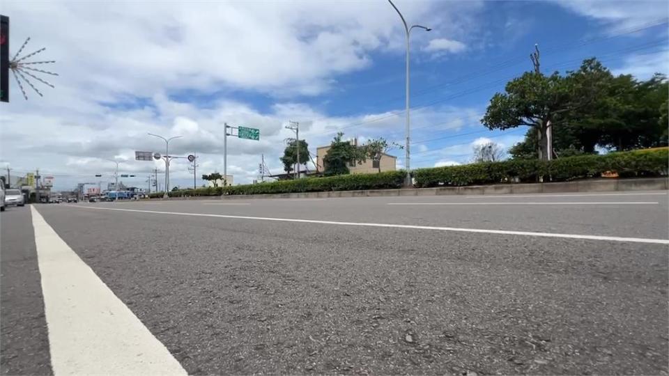 連續下雨電路受潮　整排LED路燈閃不停