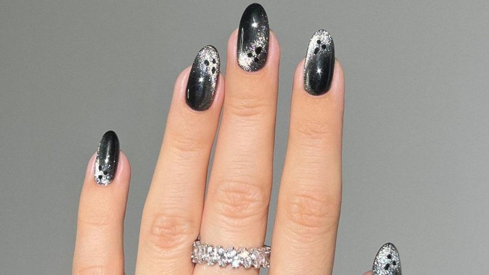 Black nails with glitter ghosts 