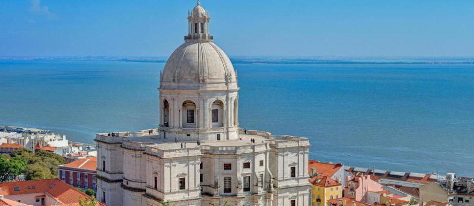 La dynamique ville aux sept collines aimante pour ses bâtiments en azulejos patinés comme ses restaurants cool, pour sa douceur de vivre comme sa scène contemporaine. Ici, le quartier de l'Alfama, le Panthéon national et le Tage.
