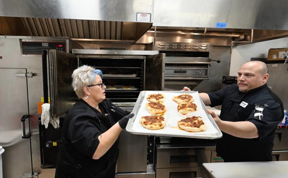 El chef George Bertaina y la sous chef Amber Romero ponen productos en el horno del restaurante Cora en Roseburg Square en Modesto, California, el viernes 24 de mayo de 2024.