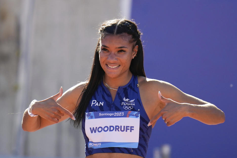 La panameña Gianna Woodruff celebra tras ganar la medala de los 400 metros con vallas del atletismo de los Juegos Panamericanos en Santiago, Chile, el viernes 1 de noviembre de 2023. (AP Foto/Fernando Vergara)