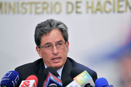 Foto del viernes del ministro de Hacienda de Colombia, Alberto Carrasquilla, en una rueda de prensa en Bogotá. Ago 10, 2018. REUTERS/Carlos Julio Martinez