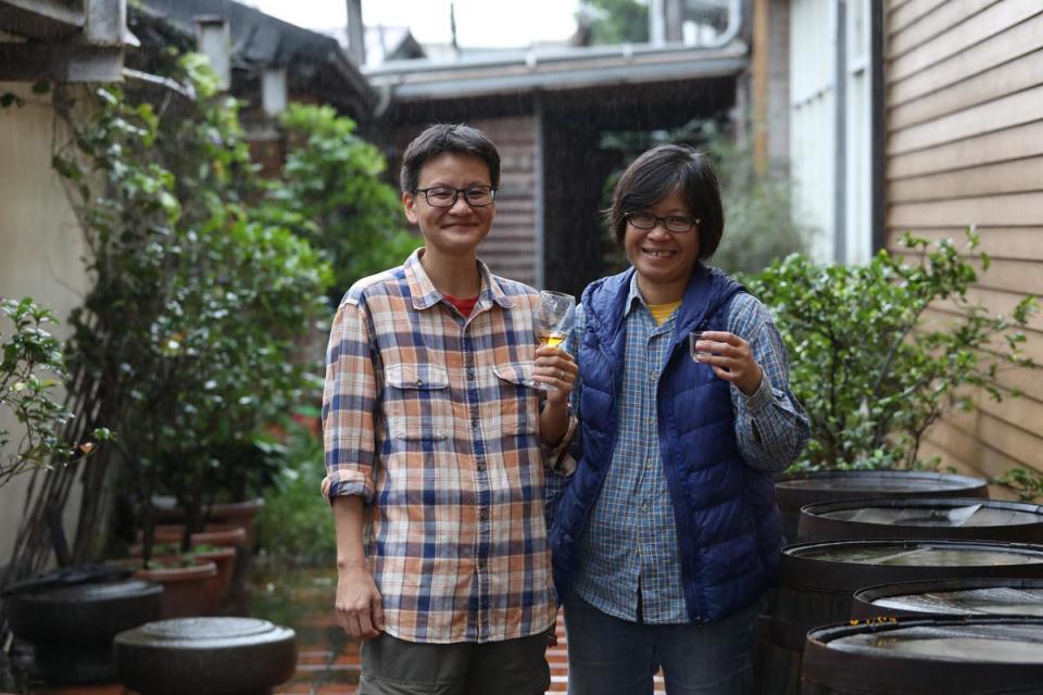 土拉客農夫吳紹文（左）和洪鳳琴（右）常喝完自家米酒，隔天照常下田，不會宿醉。