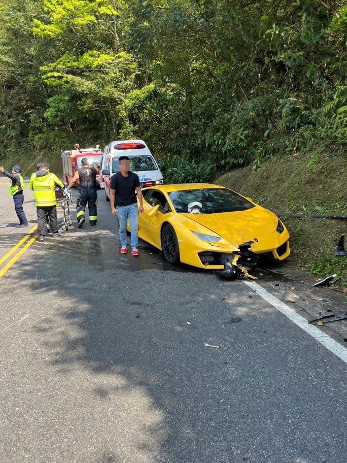 他租千萬超跑「小牛」跑北宜！打滑衝撞對向機車　車頭全毀騎士輕傷