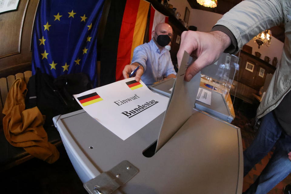 Stimmabgabe in einem Wahllokal in Berlin (Bild: REUTERS/Fabrizio Bensch)