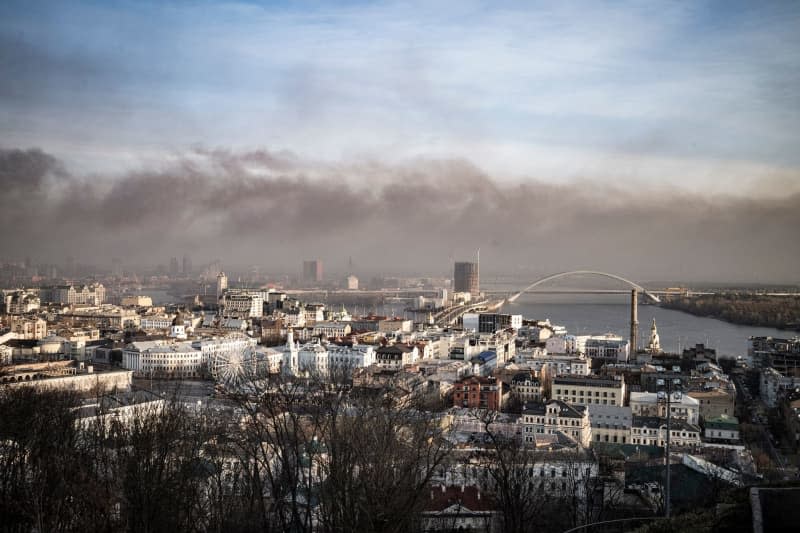 Smoke rises over Kiev after the massive Russian missile attack on Friday morning. As reported, Russia launched around 110 missiles. The Ukrainian air defence forces downed 87 cruise missiles and 27 Shahed drones. Nicolas Cleuet/Le Pictorium via ZUMA Press/dpa