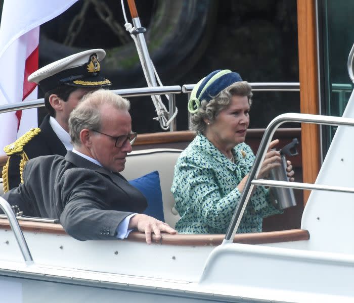 Escena de rodaje de esta temporada de The Crown, donde vemos a Imelda Staunton como Isabel II en una embarcación