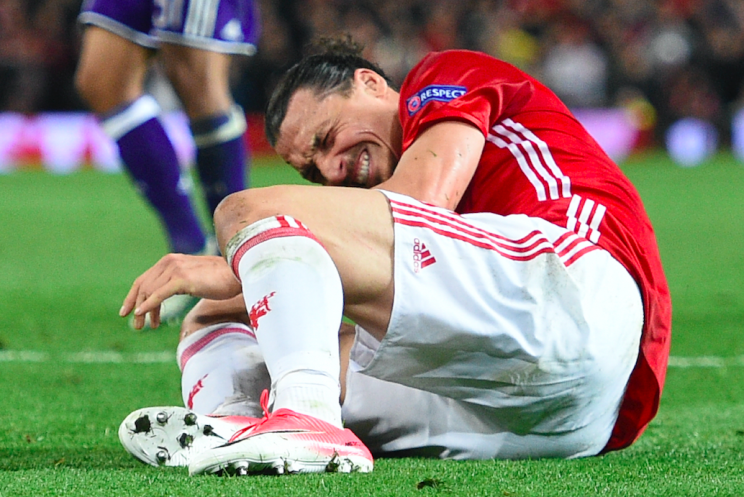 Zlatan Ibrahimovic sufrió una lesión de ligamentos en el partido de Europa League ante el Anderlecht. (AFP).