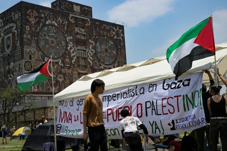 Activists gather in front of the rectory building of the Autonomous University of Mexico (UNAM) in Mexico City on May 2, 2024 (Yuri CORTEZ)