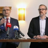 Auf einer Pressekonferenz beantworten Erwin Sellering (l-r), Vorstandsvorsitzender, und Steffen Petersen, Geschäftsführer des wirtschaftlichen Geschäftsbetriebs der Klimaschutzstiftung, Fragen von Journalisten.