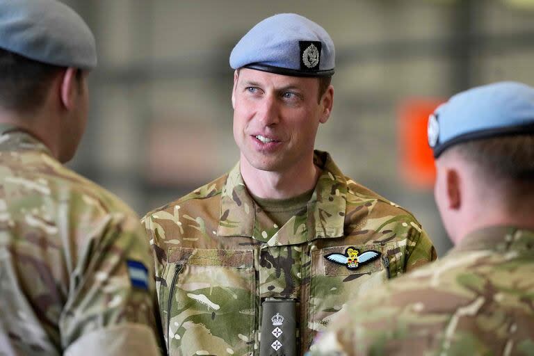 El Príncipe Guillermo de Gales habla con el personal de servicio en el Centro de Aviación del Ejército en Middle Wallop, Inglaterra, lunes 13 de mayo de 2024. 