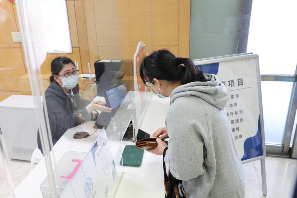 花蓮慈濟醫院設置臺鐵臨時櫃檯服務，民眾每週3天可以在此辦理票務。（圖：慈濟醫院提供）