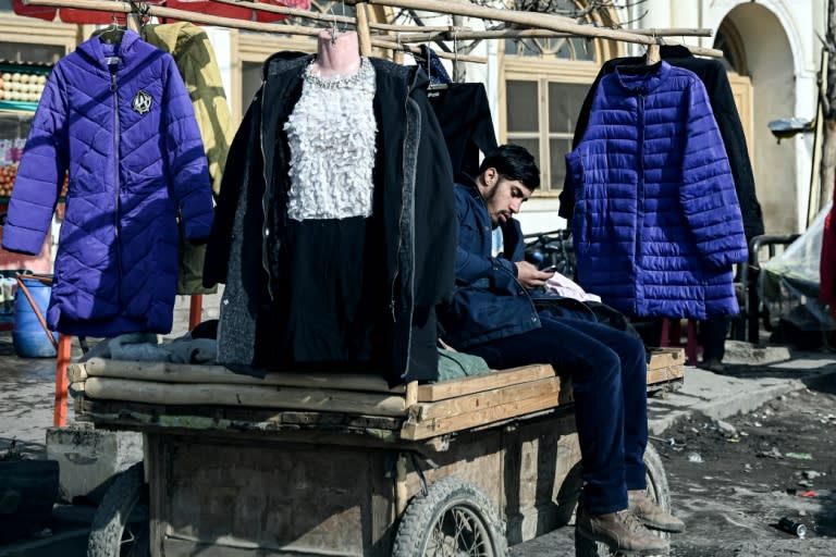 Un vendeur de vêtements sur un marché de Kaboul, en Afghanistan, le 29 décembre 2021 (AFP/Mohd RASFAN)