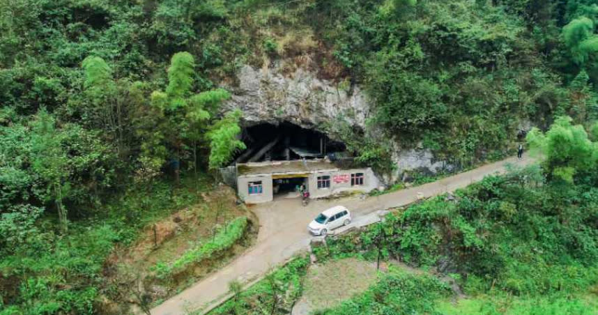 中國男子朱齊紅和老婆居住在山洞裡，靠著釀酒一年就賺了430萬新台幣。