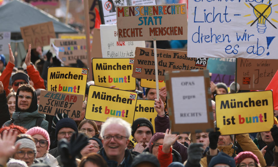 In Deutschland gingen in den vergangenen Tagen hunderttausende Menschen auf die Straße, um gegen Rechtsextremismus und für Demokratie zu demonstrieren. (Bild: Johannes Simon/Getty Images)