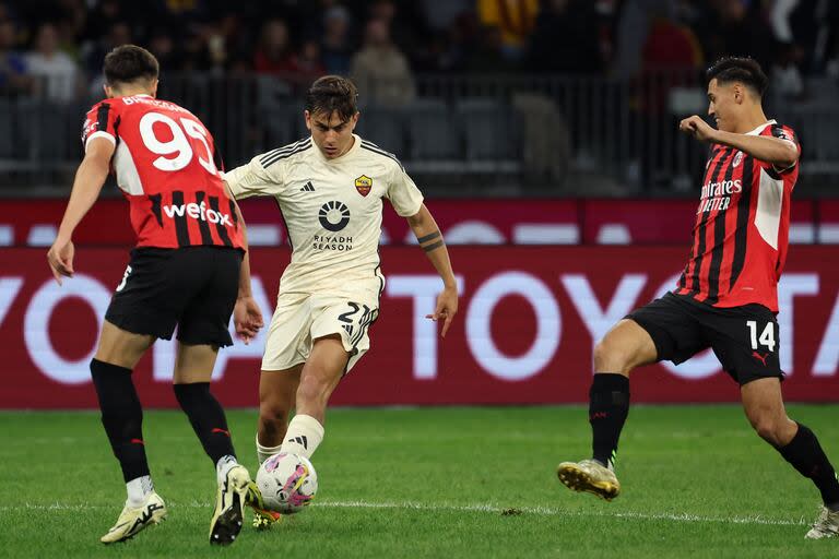 Paulo Dybala maniobra ante Tijjani Reijnders y Davide Bartesaghi, de Milan, durante el amistoso que la Roma ganó por 5-2 en Perth (Australia)