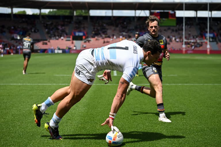 Rodrigo Isgró apoya un try durante el último Circuito Mundial de Seven, en el que se destaca