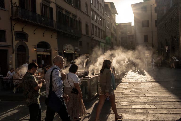 Un restaurante de la Piazza della Signoria utiliza chorros de vapor de agua para que los clientes estén más cómodos en Florencia, Italia. Más de una docena de ciudades italianas está en alerta roja