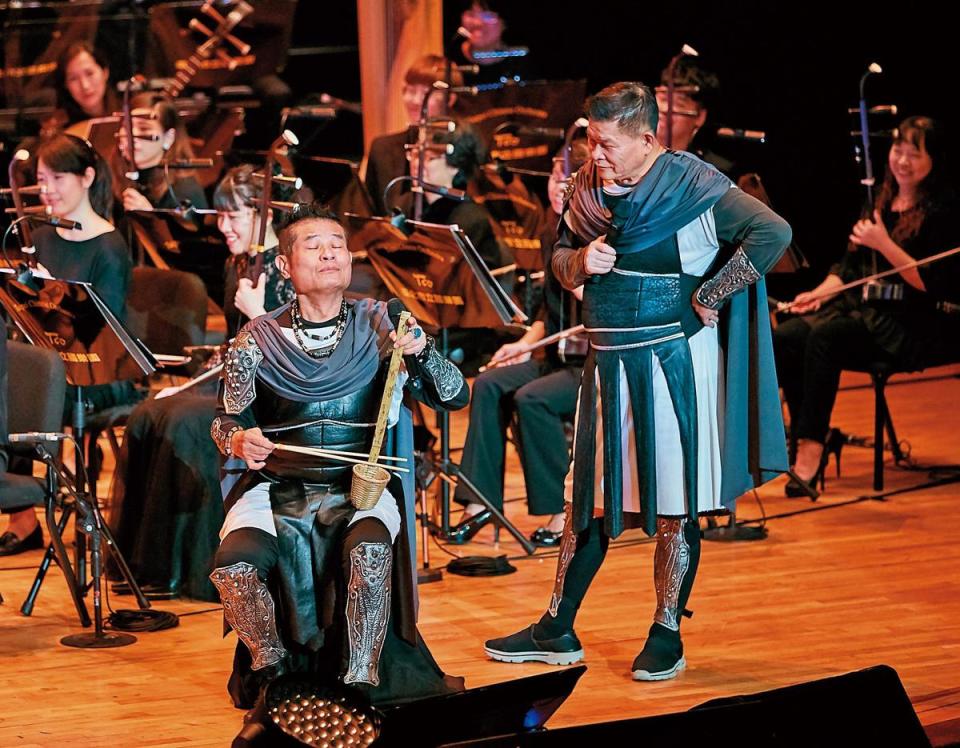《鐵獅戀國樂II》是澎恰恰（右）、許效舜與台北市立國樂團二度合作的作品。（華貴娛樂提供）